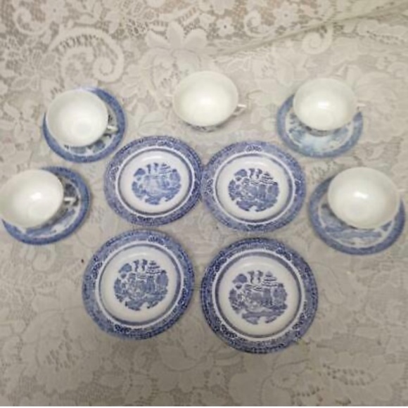 (SOLD) 1950s 13-pc Ideal Blue Willow, Child’s Tea Set - Picture 2 of 8